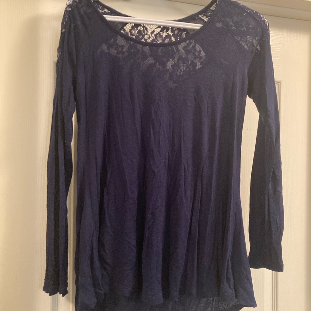 Long sleeve with lace in the back